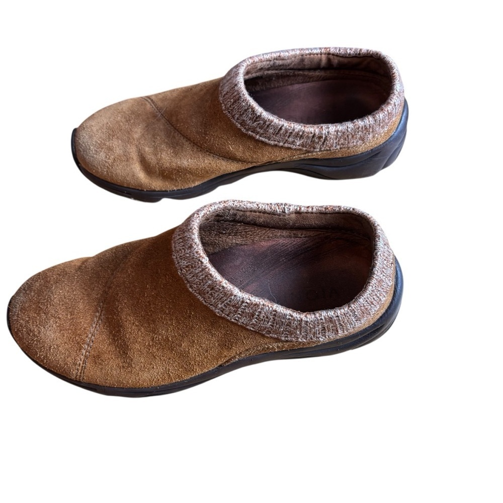 Vionic Tan and Black Mules with Suede Upper - Picture 2 of 8